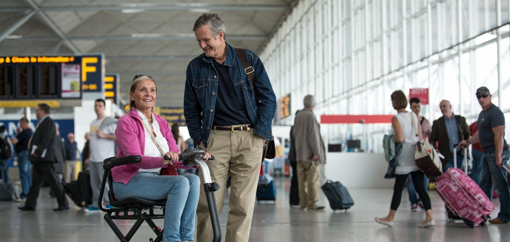 Couple navigating the airport with Minimo
